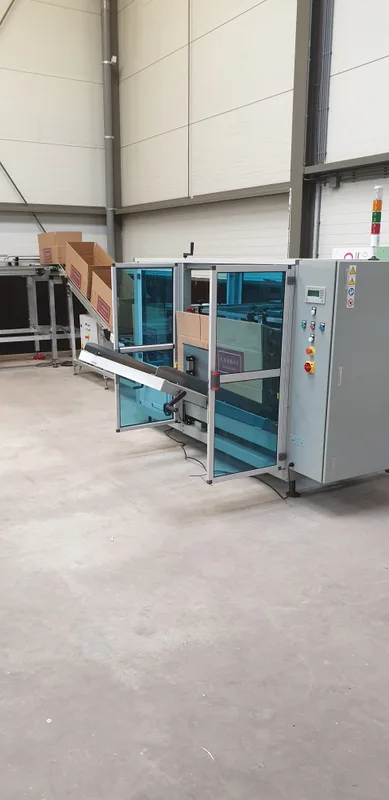 Blauwe maatwerkmachine in een bedrijfshal