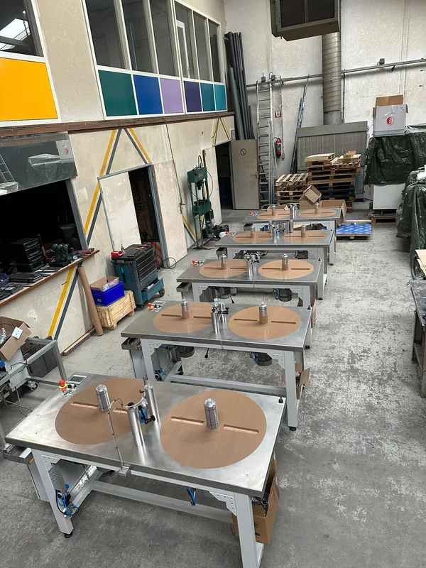 Rij wikkeltafels in de werkplaats